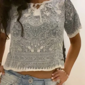 En jättefin blus i storlek XS, är helt oanvänd och valde att sälja den för att jag köpte fel storlek.💕 - En jättefin blus i storleken XS, är helt oanvänd och valde att sälja den pågrund av att jag köpte fel storlek.Inte mina bilder💖