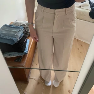 Kostymbyxor  - Kostymbyxor från bikbok  Nästan aldrig använda  Storlek M