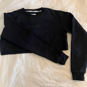 Lounge sweatshirt & crop top - Croppad svart sweatshirt med tillhörande croppat linne i strl Large från lounge. Knappt använt, sista bilden visar passformen på! Köparen står för frakten💞