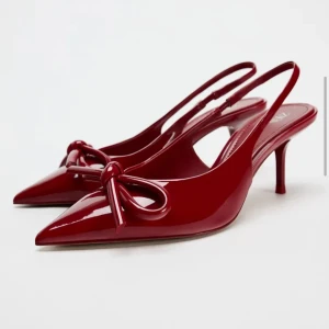 Röda klackar - Helt oanvända röda klackskor med rosett. Kitten heel modell, halv hög klack men  super sköna att gå i! Riktigt snygga! Råkade beställa fel storlek bara!