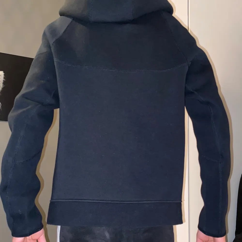 Bra skick inte använd så mycket säljer för att jag inte gillar eller använder, inga synliga skador på tröjan, pris kan diskuteras😁. Hoodies.