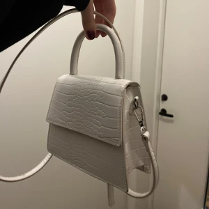 Vit liten väska - Supergullig vit väska i bra skick 💕 Använd gärna köp nu! 😊