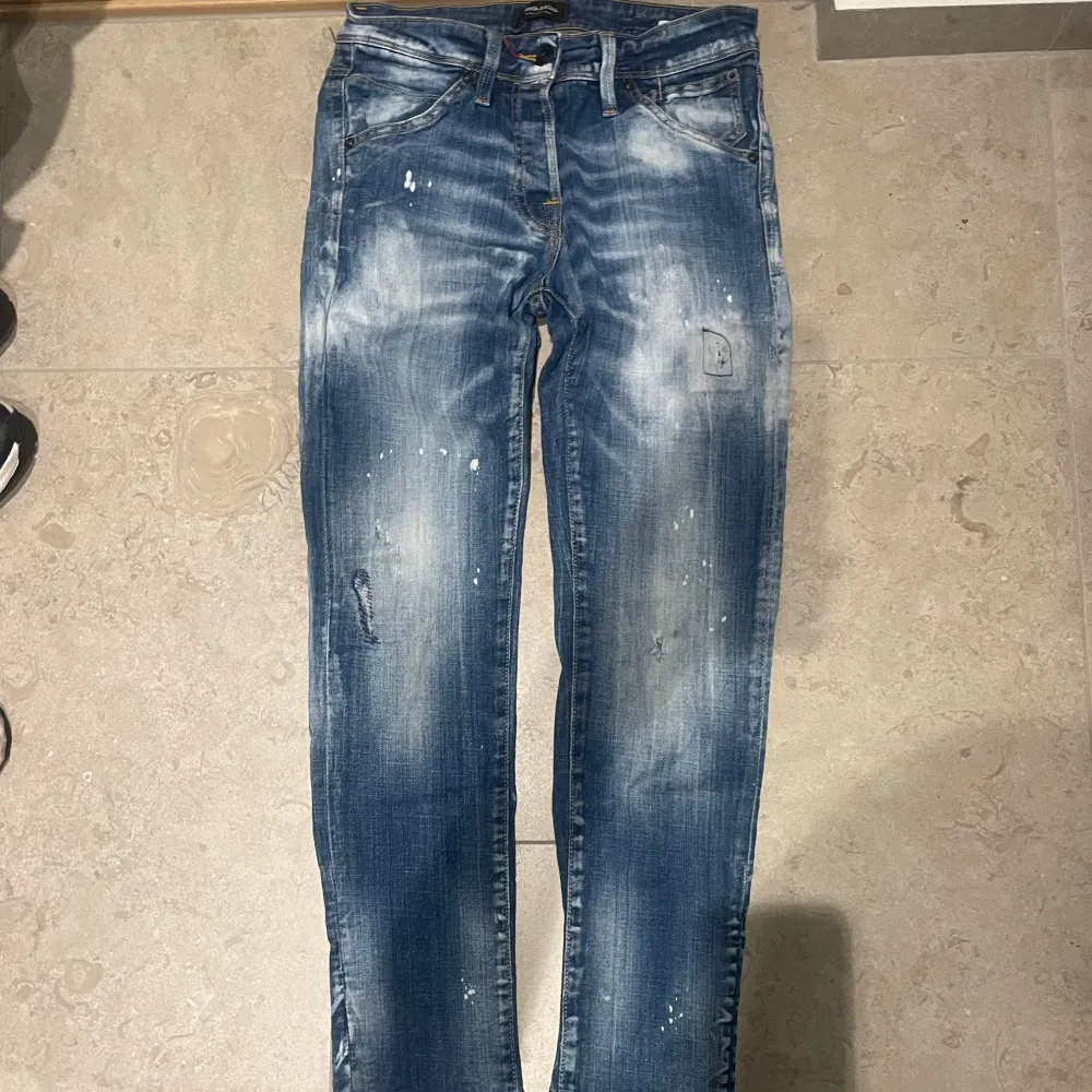 Säljer nu dessa unika Jack & Jones jeans i modellen slim Glenn. Storlek 29/30 men är små i storleken! Hör av dig vid fårgor, pris kan diskuteras vid snabb affär🙌. Jeans & Byxor.