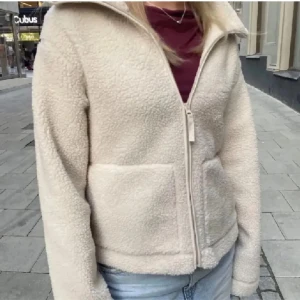 Teddy Jacka - teddy jacka ifrån H&M, använd fåtal gånger så bra skick