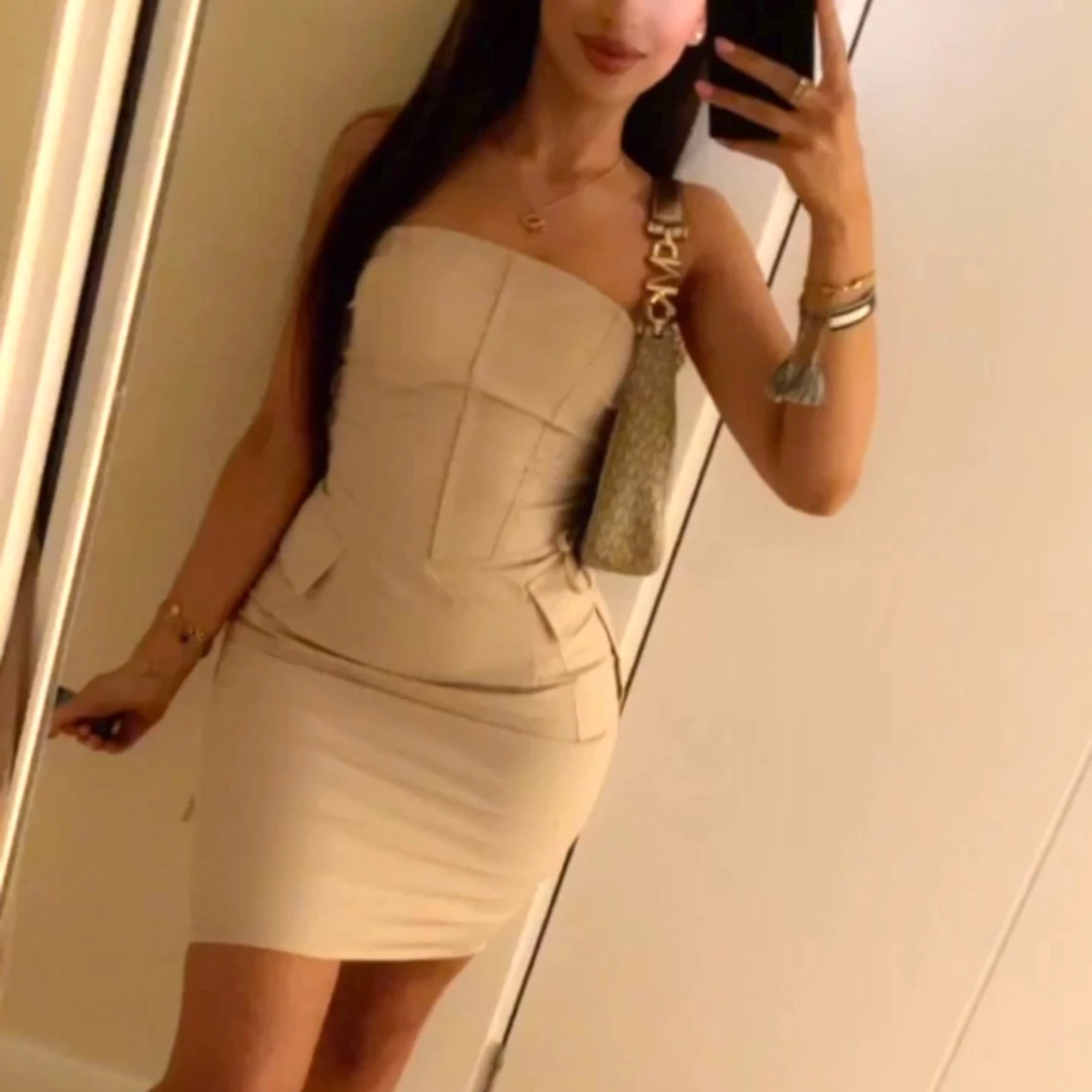 Beige axelbandslös klänning med snörning