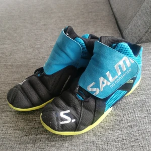 Målvaktsskor innebandy salming 39 - Målvaktsskor innebandy salming  Storlek 39. Innermått 25,0cm  Väldigt fint skick, bara lite slitet vid fotknölarna som syns på bilderna.  Finns utanför Borås eller skickas