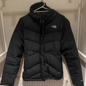 Svart dunjacka från the north face Storlek L men skulle säga att den passar M ockås bra Väldigt varm och perfekt vinterjacka! Helt okej skick 