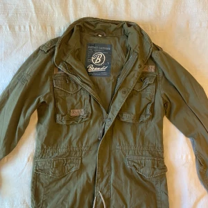 Bandit Field Jacket - Extremt snygg field jacket från märket bandit. Lite tjockare så passar perfekt till hösten. Modellen är 181 cm. Skick 9/10, använd tre gånger. Nypris ca. 1500kr. Kom Dm för frågor. Pris kan diskuteras. 