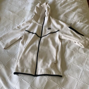 Nike tech fleece vit - Skick: 9,5/10 använt fåtal gånger Nypris: runt 1250 Storlek: xs 