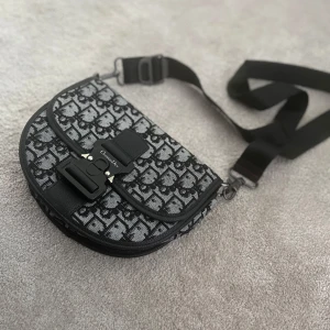 Christian Dior bag - Riktigt fräsch Dior väska för herrar. Aldrig använd med inga skador eller fläckar. Den är en väldigt bra replika. 