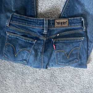 Levis 572 - Skitnsygga lågmidjade bootcut Levis jeans som tyvärr inte passsr längre. Står ej storlek men mellan xs/s skriv för mer mått❤️