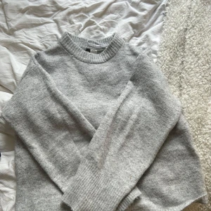 Grå stickad tröja  - använder inte längre bra skick o kan tänka mig gå ner i pris 