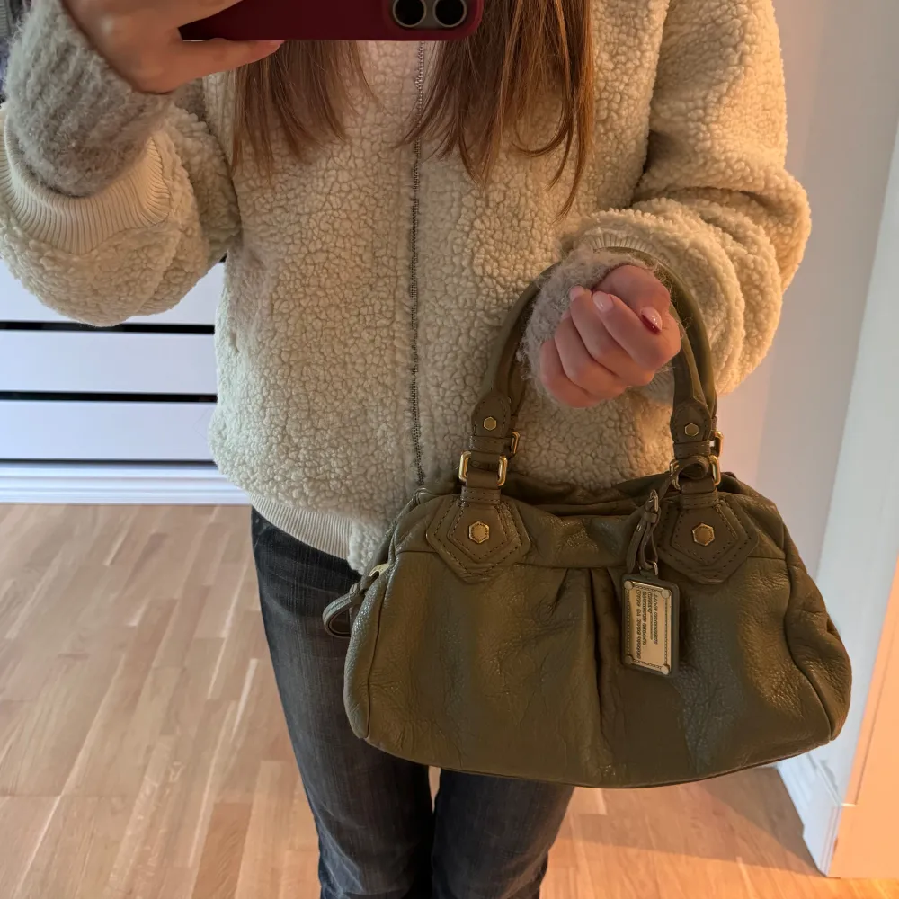 Såååå fin oliv grön Marc Jacobs väska💞💞 Så fin till hösten, kom privat för frågor🥰. Väskor.