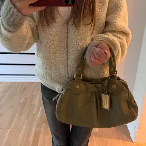 Såååå fin oliv grön Marc Jacobs väska💞💞 Så fin till hösten, kom privat för frågor🥰