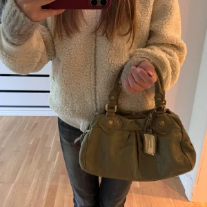 Marc Jacobs väska!!🫶🏼🫶🏼 - Såååå fin oliv grön Marc Jacobs väska💞💞 Så fin till hösten, kom privat för frågor🥰