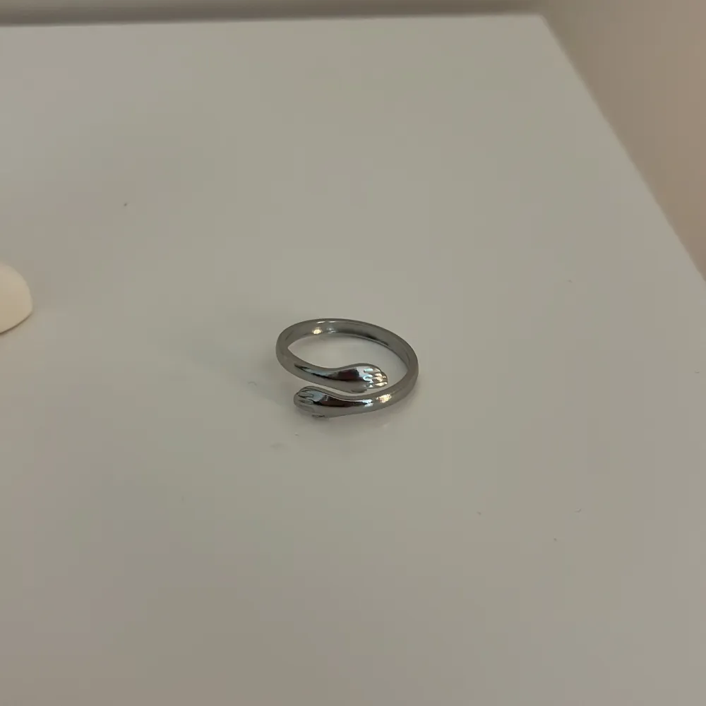 Säljer en söt ring som liknar Maria nilsdotter! Rostfritt material💞. Asusteet.