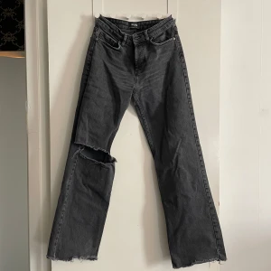 Zara jenas - Jeans från Zara som tyvärr blivit för små för mig. stolek 36 men skulle säga att de passar 34 bättre. 