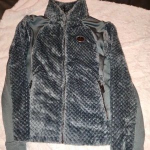 Grå teddyjacka från JH Collection - Fint skick Säljer en supermysig grå,blå turkos fleece ridtröja . Nypris 550 kr