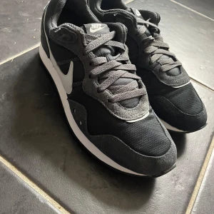 Nike venture runner - Sköna och bekväma skor. Topskick inget fel med skorna. Säljer för 600 pris går att diskutera. Köparen står för frak.