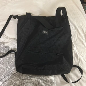 Gym väska - Gym väska/påse andvänd några gånger men är i stort sett i nyskick.rymlig och får plats med mycket saker i och har Axel band som går att justera