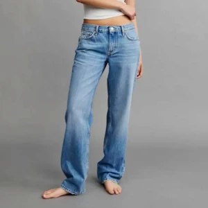 Low straight jeans - Säljer dessa från gina tricot då de inte kommer till användning längre! Jättefina och inga defekter👌🏼 