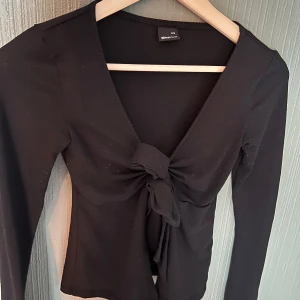Blus 💕 - Jättesöt blus från ginatricot, bra skick förutom lite lite nopprig (se bild) storlek xxs men sitter som xs❤️