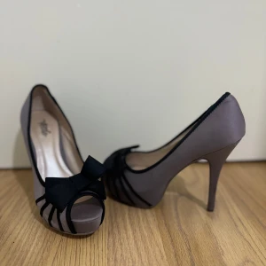 Ett par klackskor  - Ett par klackar i stl 37 säljs för 100 kr.