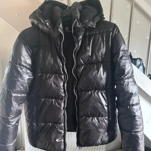 Vinterjacka  - Säljer nu en superfin vinterjacka från G-star raw. Strl L, men passar även S-M, (jag har vanligtvis strl S). Säljer då jag köpt en ny vinterjacka och denna inte längre kommer till användning🩷