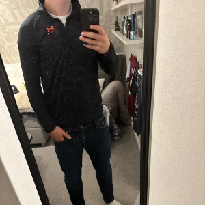 Under armor träningströja - Säljer denna träningströja då den är för liten. Skicket är väldigt bra. Färgen är svart/röd. Hör av dig vid frågor! Pris kan diskuteras vid snabb affär😊