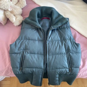 jättevarm och mysig dunväst från Do Rose  - den här västen är en extremt välbevarad dunväst från 90-talet, den har djupa fickor och passar både strl S och M