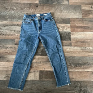 Blåa jeans  - Riktigt fin färg, säljer då det är lite för korta för min smak, jag är 164 cm 