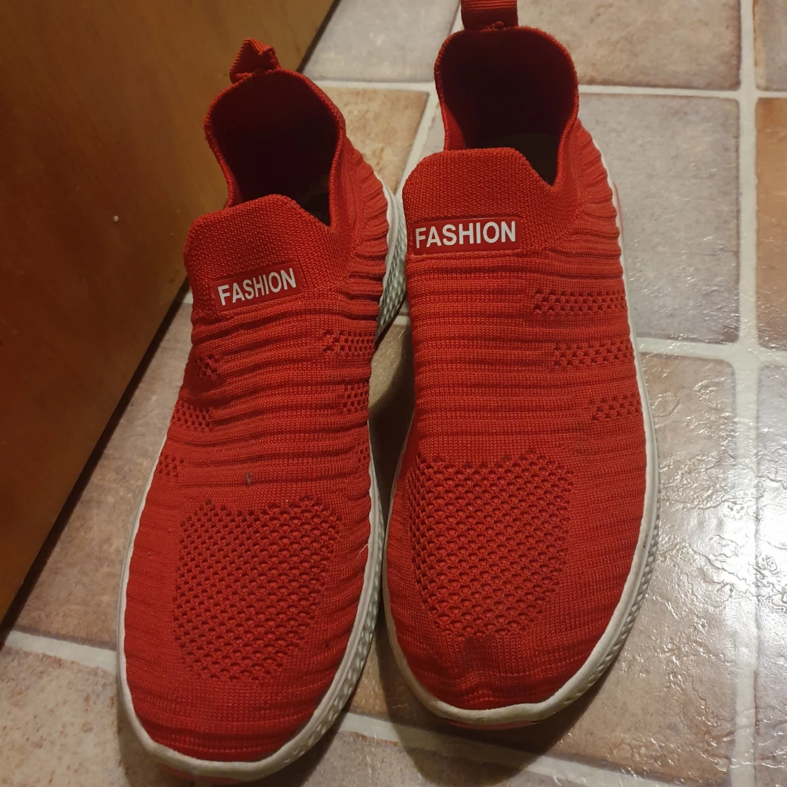 Röda sneakers med text - 91