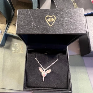 Maria Nilsdotter halsband  - Lovers necklace från Maria Nilsdotter. 925 Sterling Silver Längd - 50cm  Såå fint halsband och det är i super bra skick utan några defekter. Säljer då jag inte använder silver så det kommer ej till användning🤍🤍