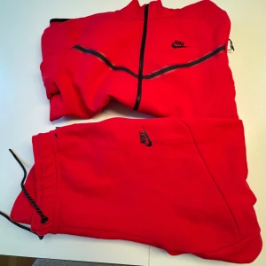 Nike tech fleece röd - Storlek M på tröjan och L på byxorna. Säljes som set   Knappt använd, i väldigt gott skick. Säljes då jag inte får användning för den.