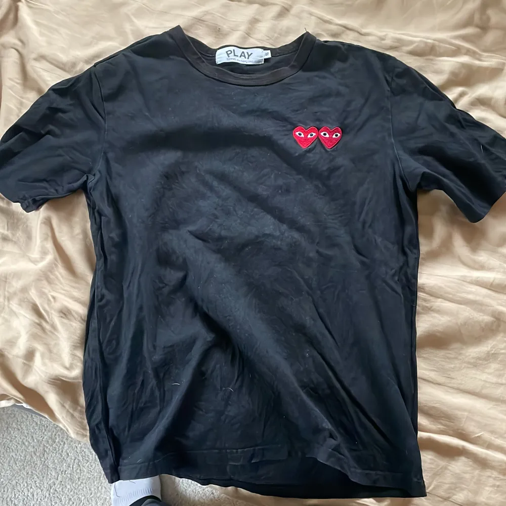 Cdg tshirt i bra skick storlek xl men sitter som en L. T-shirts.