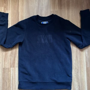 Jack and Jones Hoddie - Detta är min Jack and Jones hoodie som alldrig är använd, helt i ny skick, köpt för 600kr säljer för 249kr. Den är i storlek S, säljer den för den inte passa. Skriv till mig vid intresse.