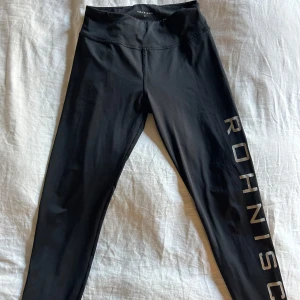 Träningstights - Säljer dessa träningstights från Röhnisch. De har inte kommit till mycket användning så de är i väldigt bra skick. De har även en liten gömd innerficka.