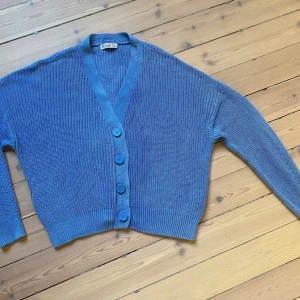 Kofta Stradivarius - Härlig kornblå cardigan i storlek M. Passar 36-38 100% bomull, bra begagnat skick