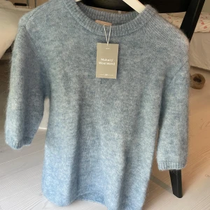 H&M tröja - Aldrig använd, prislapp kvar. Slutsåld på hemsidan, nypris 549kr. Obs! Tröjan har trekvartsärm.