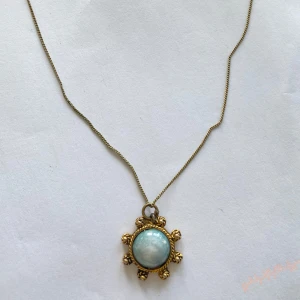 Halsband med blått hänge - Guldigt halsband med ett blått hänge, så unikt o köpt på loppis <3