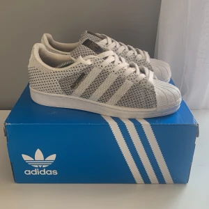Adidas  - Ett par mycket väl bevarade adidas superstar, som har inte använts på ett bra tag. Snygga och unika.