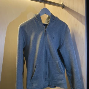 Ralph lauren zip hoodie  - Tja säljer en riktigt fet Ralph lauren zip hoodie i nyskick. Hör av er vid funderingar priset är inte hugget i sten 😊