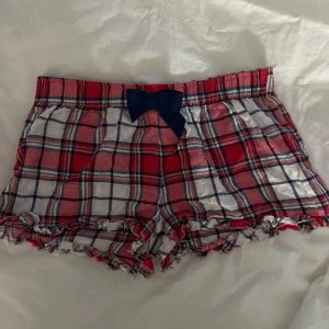 Pyjamas shorts  - Pyjamas shorts, storlek 170 men passar någon med xs/s! Skriv ifall ni undrar något! Skicket är fint, allt skickas nytvättat! 💕pris kan diskuteras!