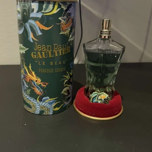 JEAN PAUL GAULTIER le beau paradise garden  - Säljer min killes JPG parfym (le beau paradise garden). Använda typ 2 ggr och jättegod. Original pris 1085kr. Säljer för 699kr. Tryck gärna på köp nu🤝