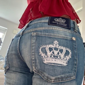 Victoria Beckham Jeans  - Snyggaste jeansen från Victoria Beckham, säljer då de blivit förstora för mig. Står inte någon storlek men skulle säg att de passar 36/38. Gylfen är sönder men går lätt att fixa (se sista bilden). Köpta för 2000 kr