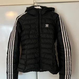 Svart pufferjacka från Adidas - Säljer nu min adidas jacka då den inte kommer till användning längre. Den är använd två vintrar men är i väldigt fint skick. Nypris 1400kr-1500kr. Vi frågor så får du gärna höra av dig!💕