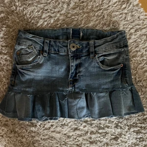 Jeanskjol med volang - Säljer en superfin jeanskjol med volang . Kjolen är blå jeansfärg, den är omsydda men ej av mig. Midjemått rakt över ca 34 cm, längd rakt ned är ca 27 cm. Passar mig som har xs. Skriv vid fler frågor och bilder!!💕 SKRIV INNAN KÖP