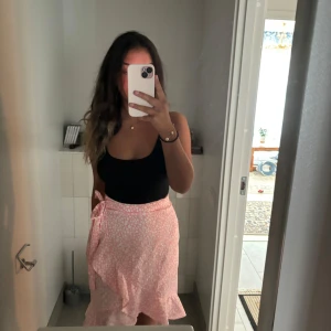 Blommig rosa kjol - En gullig rosa kjol från veromoda i storlek S men passar både xs- m