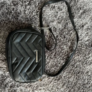 Svart axelremsväska 👜 - Superfin axelrämsväska