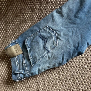 Replay Anbass - Sköna replay jeans i storlek 31/30. Slim fit. Använda fåtal gånger. Säljer för dom inte kommer till användning.  Pris kan diskuteras!